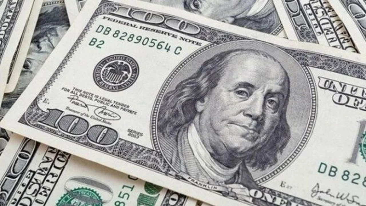 تذبذب سعر الدولار مقابل الجنيه في تعاملات البنوك المصرية خلال منتصف اليوم